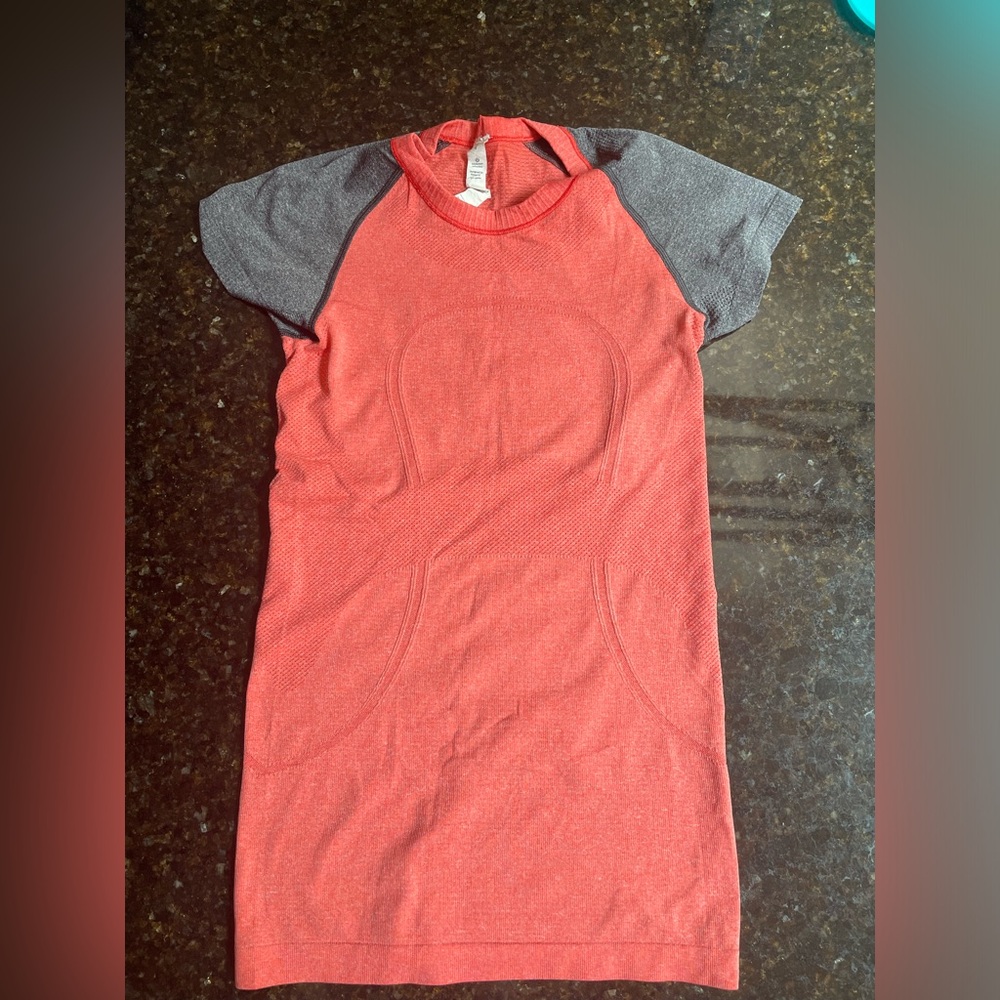 Women’s Lululemon swiftly tee